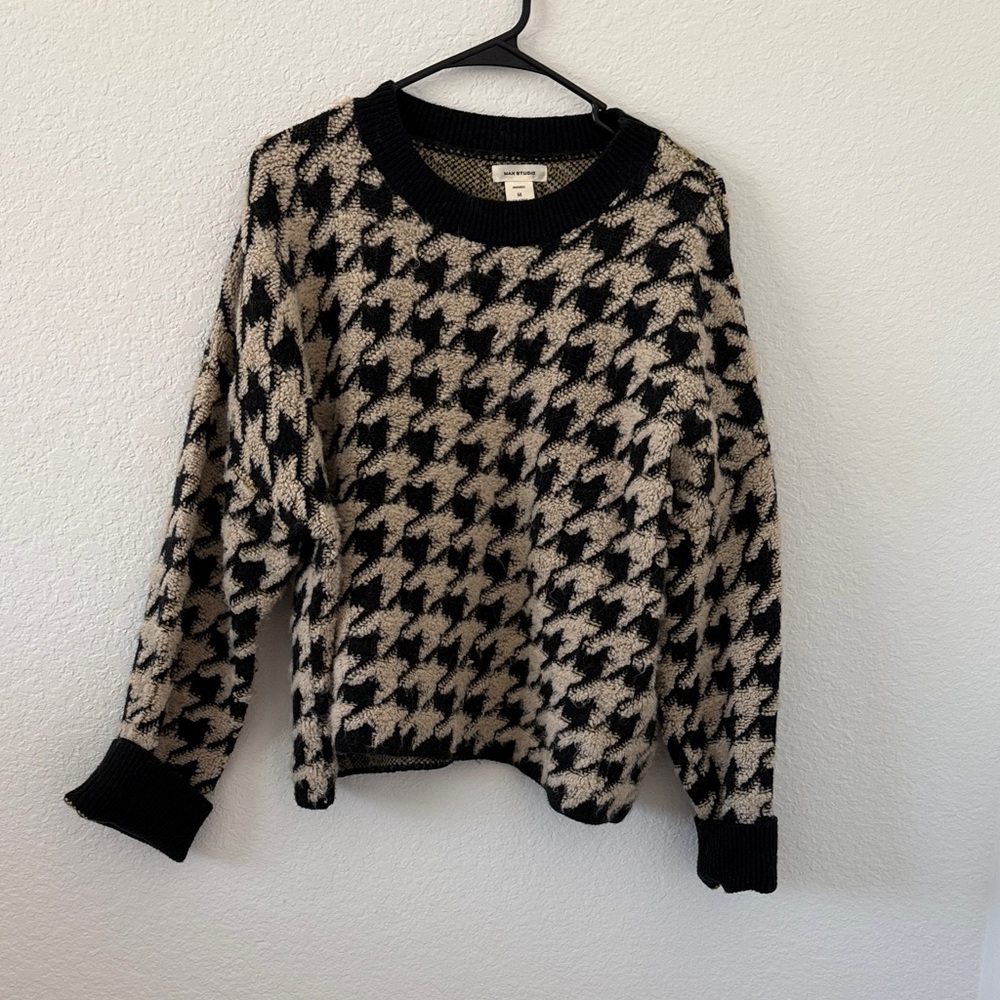 Max Studio Black and Cream Houndstooth Sweater